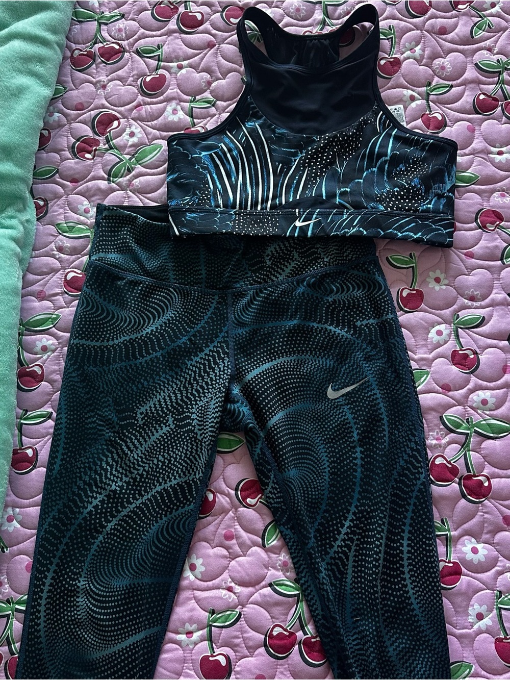 Nike Black & Blue Patterned Active Leggings & Sports Bra Set